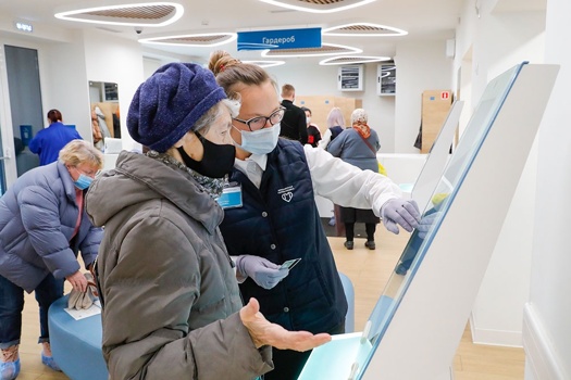 Стоит ли оформить электронный полис ОМС на мобильном устройстве: медицинская страховка в электронном формате.