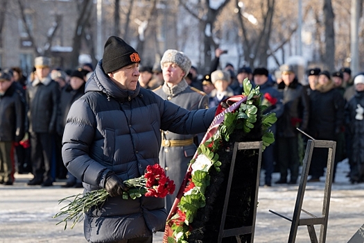 Жители Екатеринбурга возложили цветы к памятнику маршалу Георгию Жукову