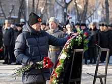Жители Екатеринбурга возложили цветы к памятнику маршалу Георгию Жукову