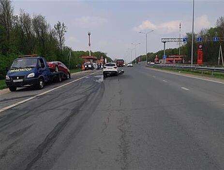 Около Самары женщина на иномарке врезалась в эвакуатор