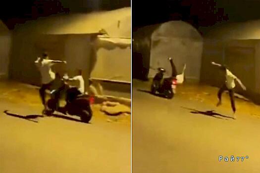 Пешеход зрелищно приземлил мопедиста и заставил его догонять свой мотороллер