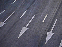 В Москве продолжают обновлять дорожную разметку