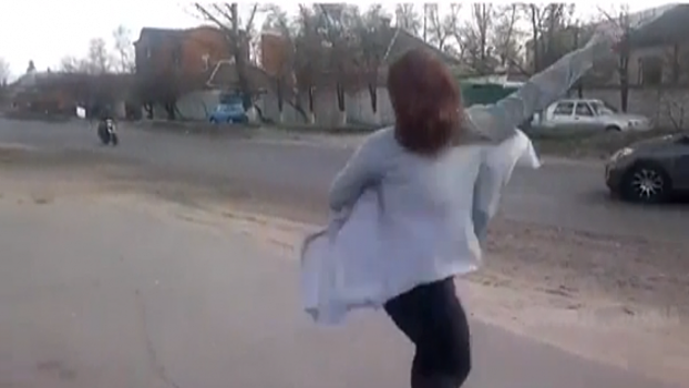 Видео: тверк девушки на обочине спровоцировал страшное ДТП