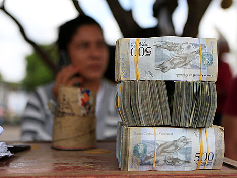 Минимальная зарплата в Венесуэле приблизилась к двум долларам