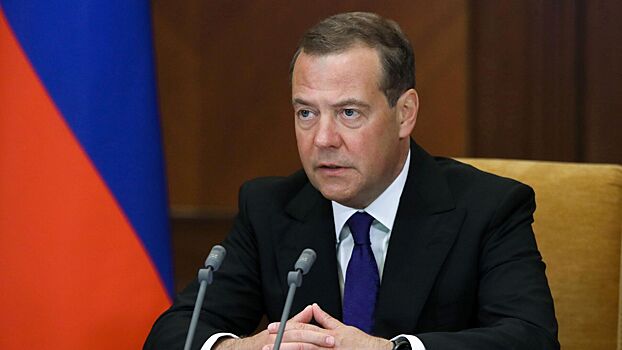 Медведев прокомментировал решение МУС об ордере на арест Путина