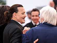 Визажисты нанесли макияж Джонни Деппу для выхода на Каннском кинофестивале