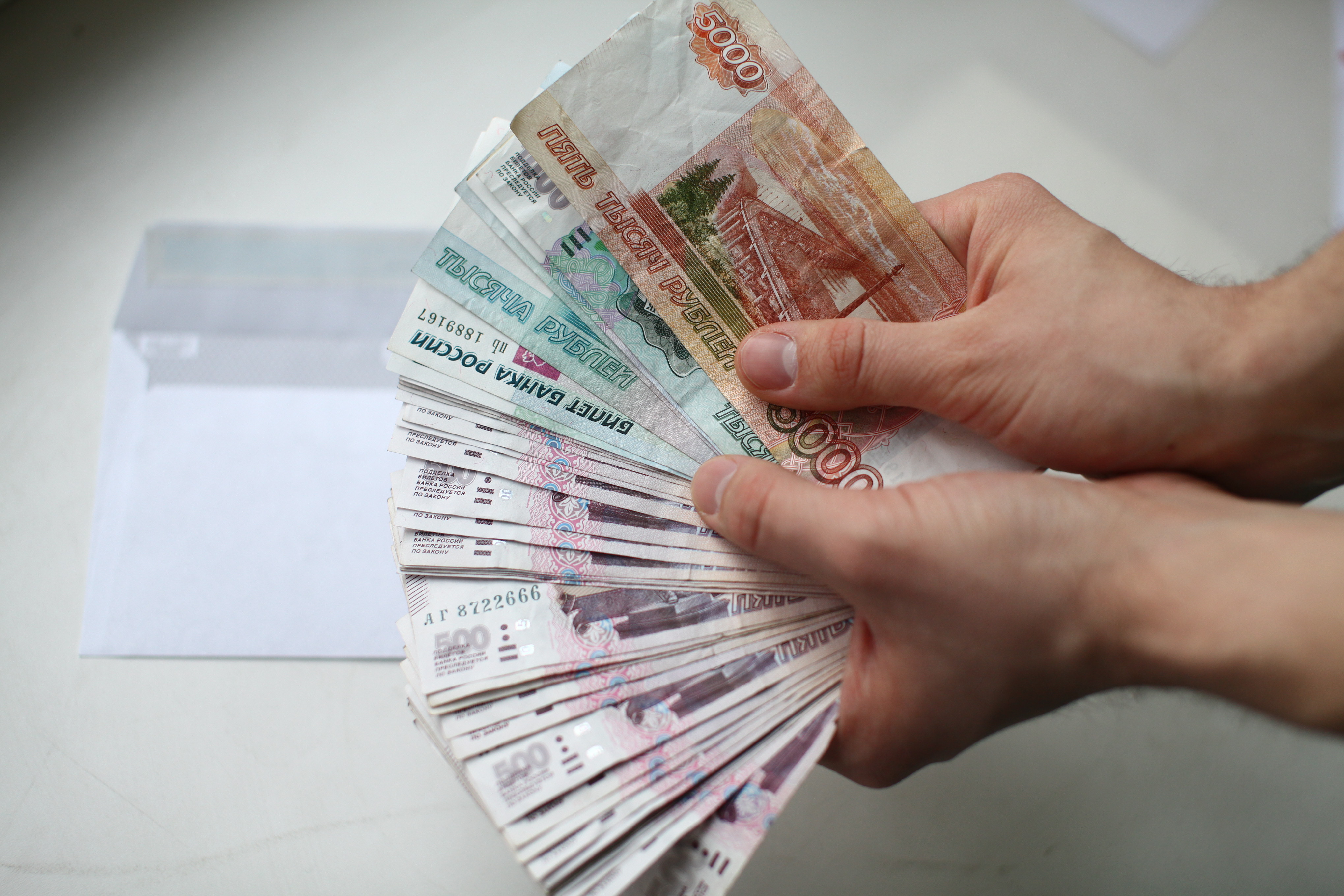 Купюры в руке. Деньги в руках. Деньги рубли. Российские деньги в руках. Много рублей в руках.