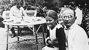Лаврентий Берия с дочерью Иосифа Сталина Светланой, 1934 год