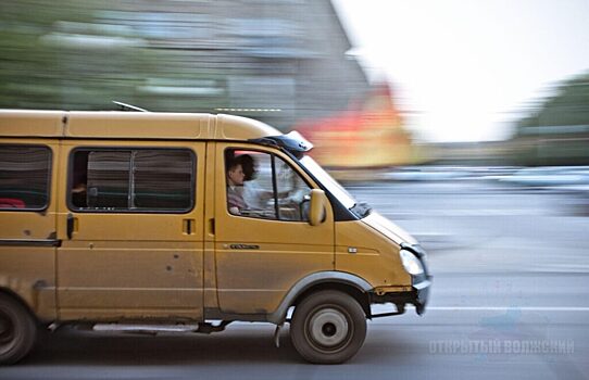 В Подмосковье водитель маршрутки полез школьнице под куртку
