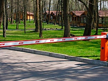 Самостоятельно избивший авто шлагбаум попал на видео