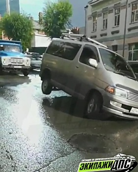 Во Владивостоке автомобиль провалился в яму прямо на дороге