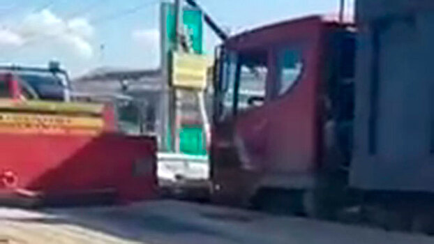Два грузовика зажали легковой автомобиль в Южно-Сахалинске