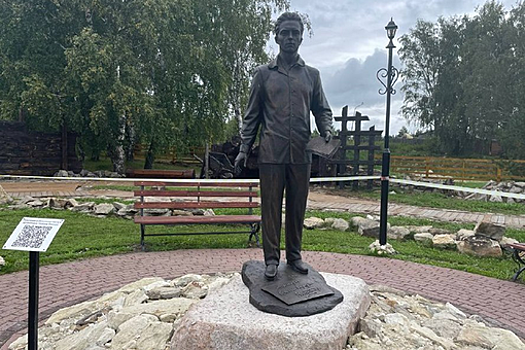 В Кузбассе открыли памятник узбекскому поэту и драматургу Усману Насыру