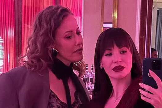 Журналистка Ксения Собчак в кружевном топе пришла на свадьбу Миногаровой