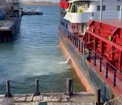 Вода поменяла цвет: в азовском порту загрязненные воды с теплохода сливали в реку Дон
