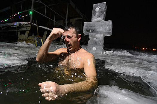 В МЧС предупредили о риске провалиться под лед во время крещенских купаний