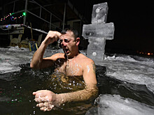 В МЧС предупредили о риске провалиться под лед во время крещенских купаний