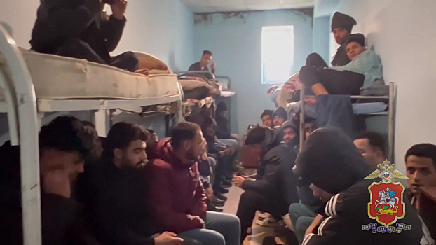 Более 50 нелегальных мигрантов обнаружила полиция в подмосковном общежитии