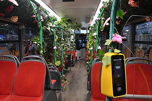 В Сочи впервые на линию вышел цветочный автобус