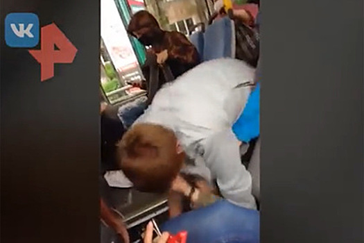 Драка россиянина с пассажиром автобуса без маски попала на видео