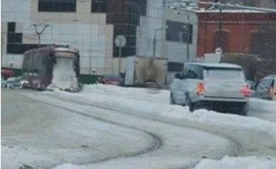 В Казани оштрафовали водителя, который решил объехать пробку по трамвайным путям