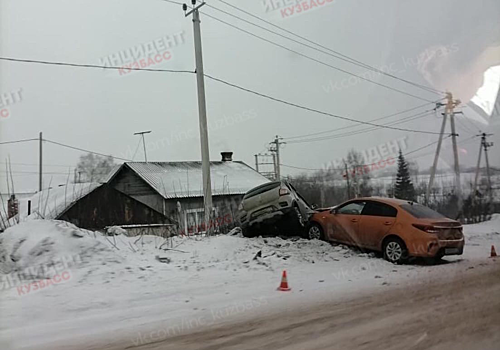 Иномарка "подняла" машину в результате ДТП в Кузбассе