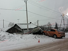 Иномарка "подняла" машину в результате ДТП в Кузбассе