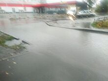 Не поплывем, так поплаваем: Челябинск затопило после первого дождя