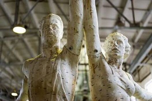Уральский скульптор создал уменьшенную копию статуи «Рабочий и колхозница»