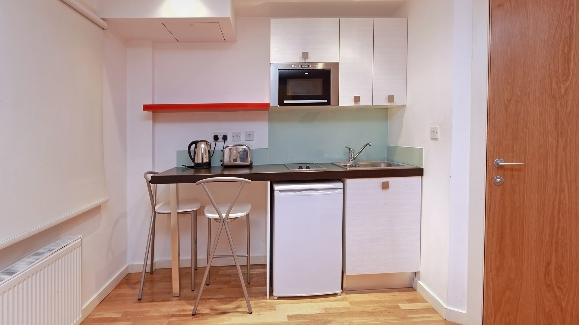 Жертвы неизбежны: как обустроить экстремально маленькую кухню