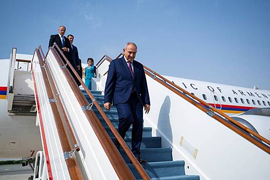 Самолет Пашиняна впервые за 30 лет пролетел через Азербайджан