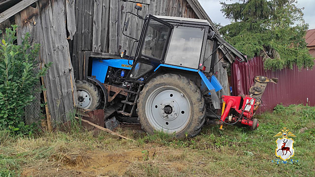 Синий трактор с пьяным угонщиком врезался в стену хозпостройки в Нижегородской области