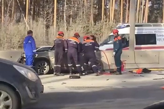 В Екатеринбурге внедорожник смял остановившийся ВАЗ - погибла женщина