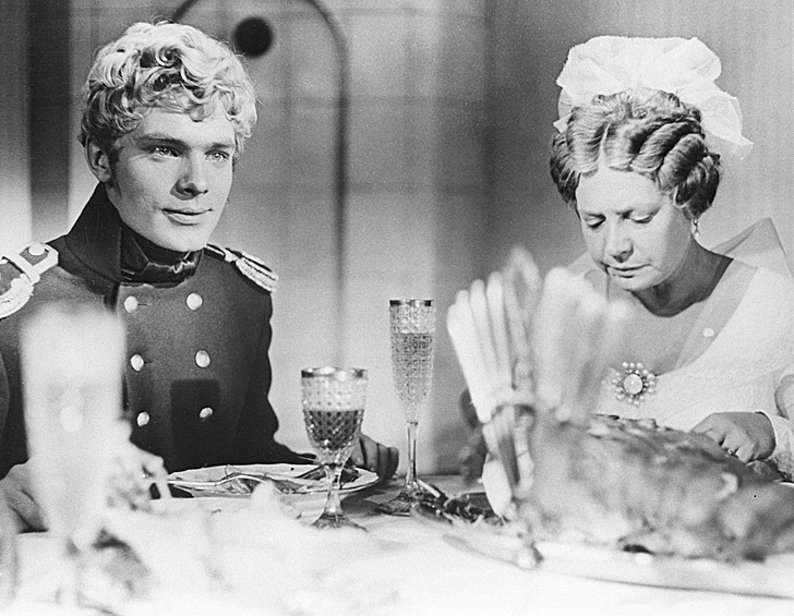 Кадр из фильма "Метель" (режиссер Владимир Басов, киностудия "Мосфильм", 1964 год). Мария Пастухова в роли Прасковьи Петровны, Олег Видов в роли Владимира