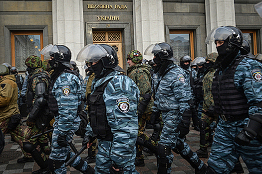 К зданию Рады согнали тысячи силовиков