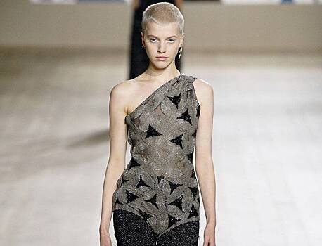 Мерцающие колготки с комбинезонами и «‎чистые» платья на показе Dior Haute Couture