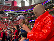 Канье Уэст посетил матч МЛС «Атланта» – «Коламбус». Он был в красном костюме и маске