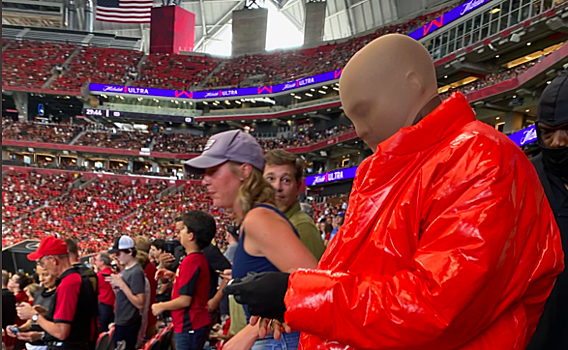 Канье Уэст посетил матч МЛС «Атланта» – «Коламбус». Он был в красном костюме и маске