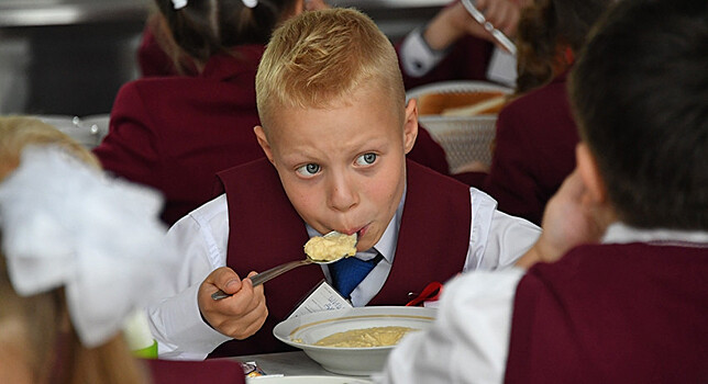 Кузбасские школьники сравнили столовскую еду с собачьей