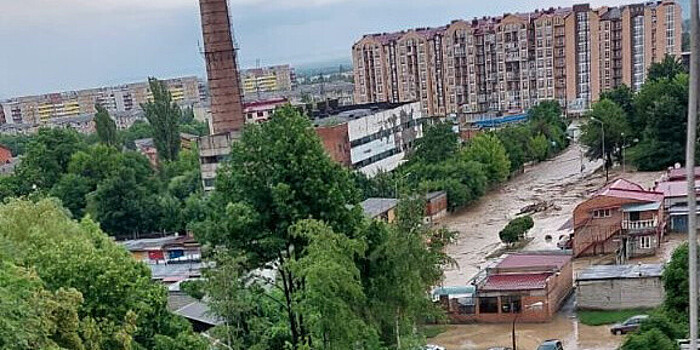 Новости за ночь, которые вы могли пропустить: последствия ливней в Северной Осетии и Дагестане, природный пожар в Якутии и тайная свадьба Анны Чиповской