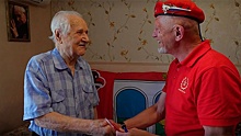 Юнармейцы Мытищ наградили ветерана ОМСБОН Горожанина юбилейной медалью