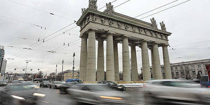 В Петербурге начался ремонт Московских триумфальных ворот