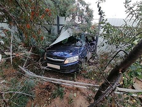 В Волжском районе КамАЗ вытолкнул "Гранту" с дороги в металлический забор