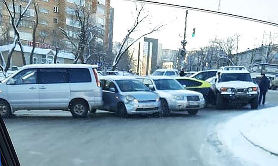 Гололед во Владивостоке привел к дорожному коллапсу. В соцсетях появилось множество видеороликов, на которых автомобили теряют управление на скользких дорогах и попадают в ДТП. 