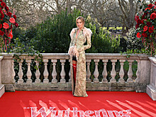 Марго Робби повторила образ 1992 года в накидке и чулках