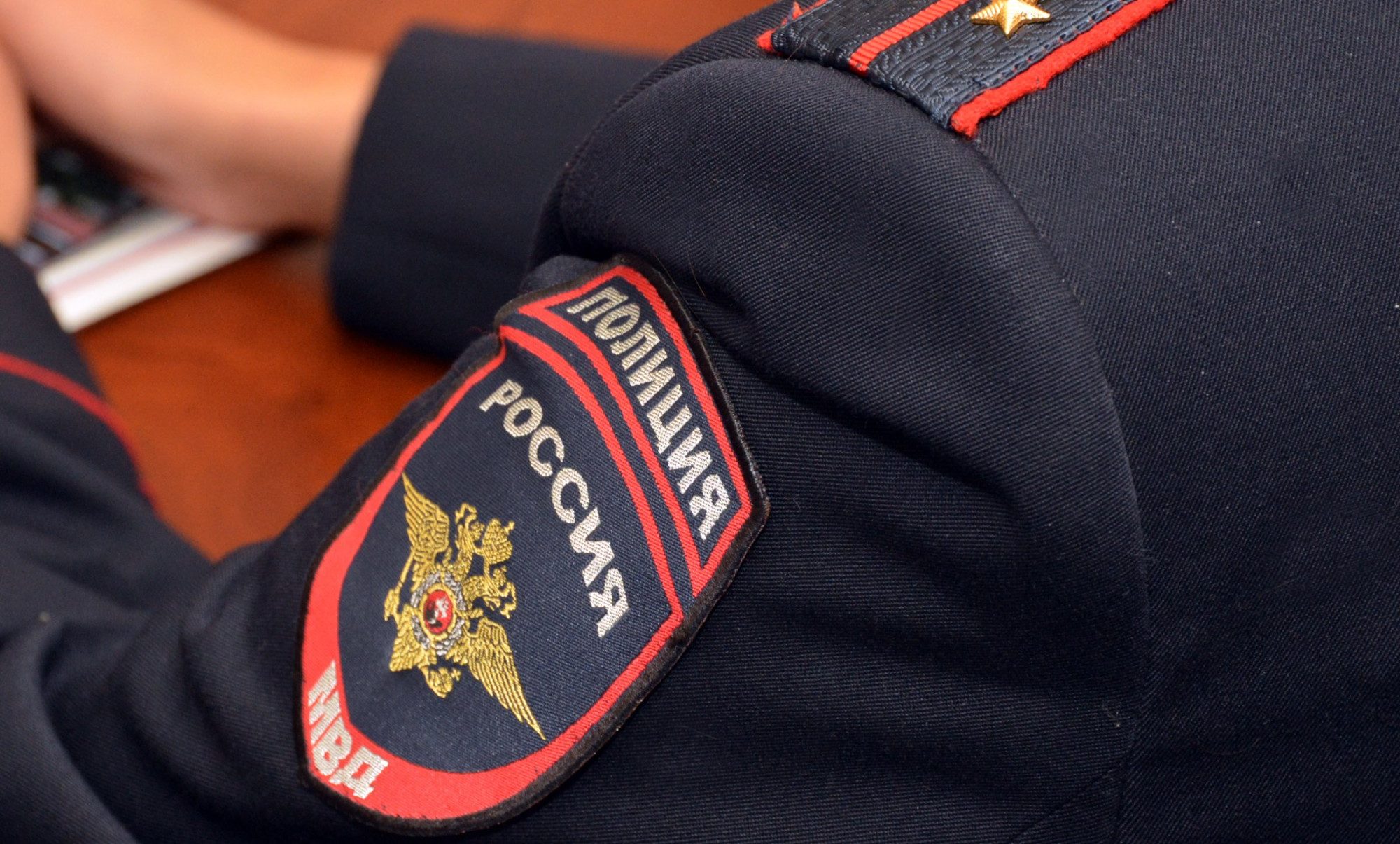 В Рыльском районе Курской области мужчина напал на полицейского
