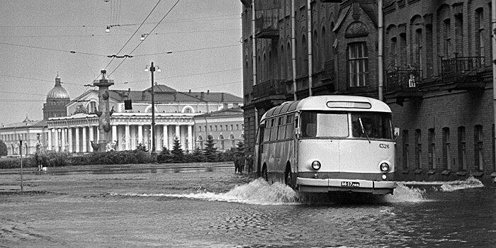 Бушующая стихия: как в Петербурге боролись с наводнениями
