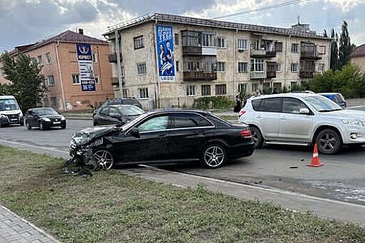 В Омске подросток попал в ДТП на Mercedes своей матери, когда она ушла в магазин