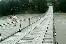 Не мешайте мне. Девушка пыталась спрыгнуть с моста в бурлящую Катунь
