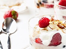 Йогурт с малиной, орехами и медом